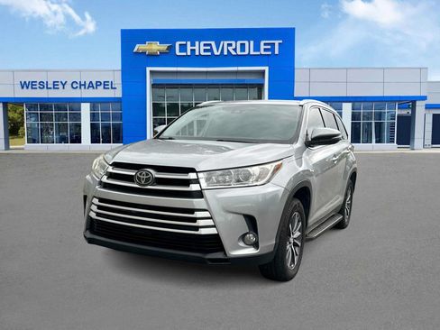 Used 2019 Toyota Highlander XLE FWD image 1