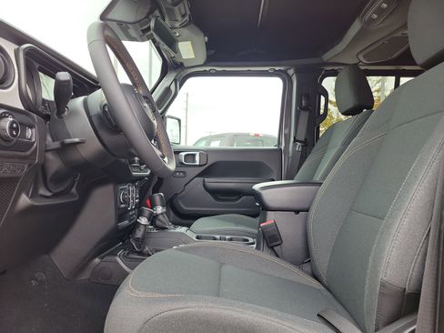 Used 2024 Jeep Gladiator Sport image 19