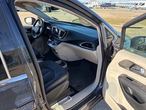 Used 2020 Chrysler Pacifica Touring-L image 14