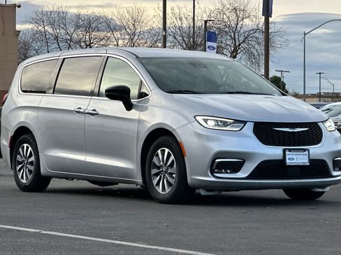 Used 2024 Chrysler Pacifica Select image 9