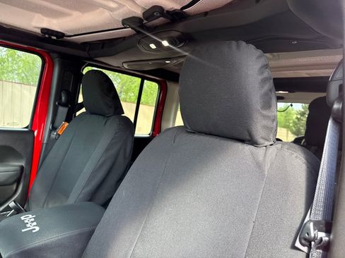 Used 2025 Jeep Wrangler Willys image 13