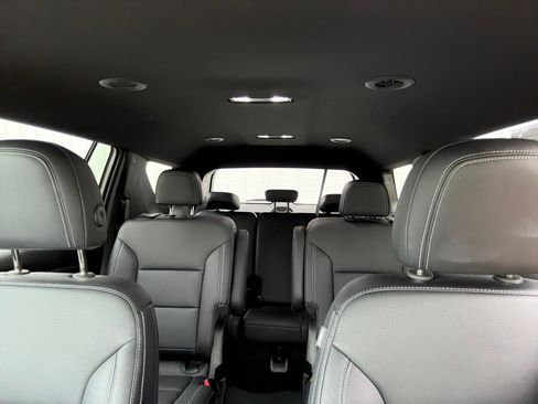 Used 2025 Chevrolet Traverse LT image 13