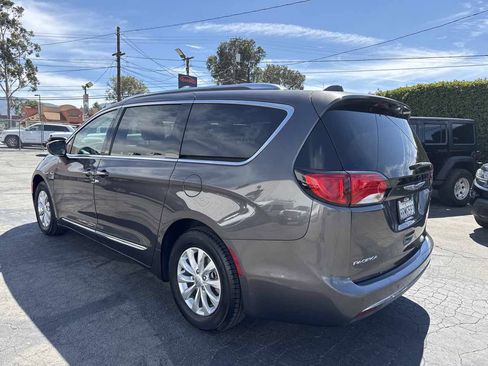 Used 2018 Chrysler Pacifica Touring-L FWD image 5