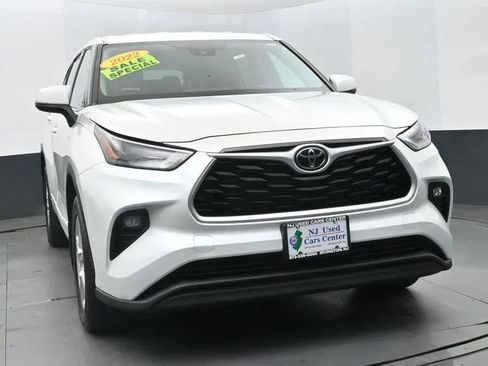 Used 2022 Toyota Highlander LE AWD/4WD image 3