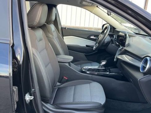 Used 2025 Chevrolet Trax LT w/ LT Convenience Package image 28