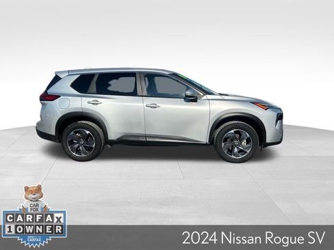 Used 2024 Nissan Rogue SV image 5