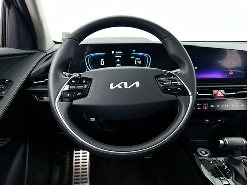 Used 2025 Kia Niro EX Touring FWD image 4