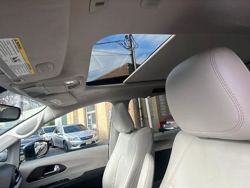 Used 2019 Chrysler Pacifica Touring-L Plus image 28