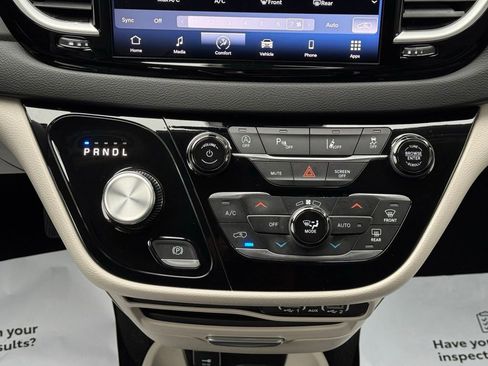Used 2024 Chrysler Pacifica Touring-L image 40