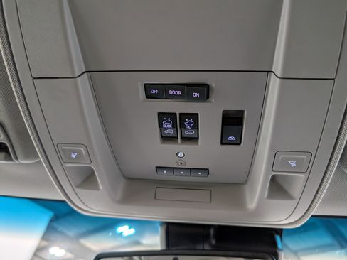 Used 2018 GMC Sierra 3500 SLT w/ Driver Alert Package AWD/4WD image 27