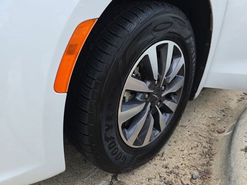 Used 2021 Chrysler Pacifica Touring-L FWD image 29