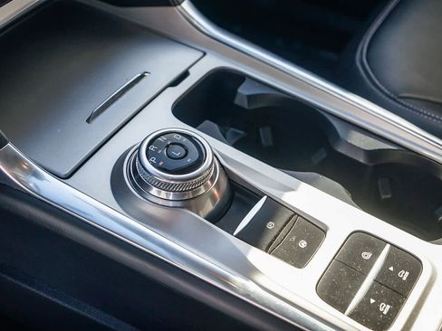 Used 2022 Ford Explorer XLT w/ Equipment Group 202A image 17