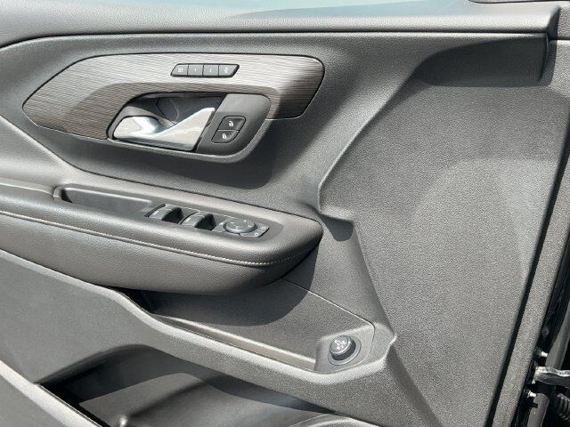 Used 2023 GMC Terrain SLT w/ Infotainment Package II AWD/4WD image 18