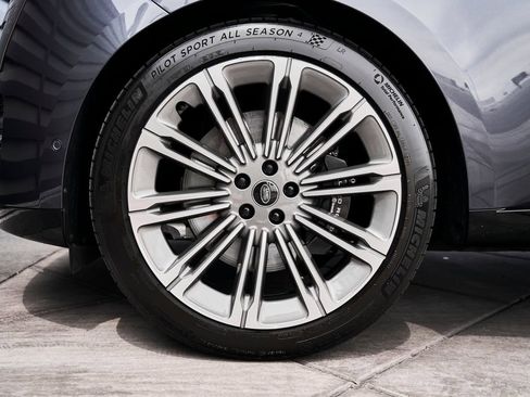 Used 2025 Land Rover Range Rover SE AWD/4WD image 3