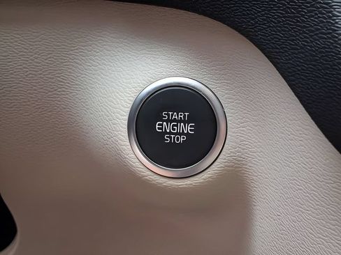 Certified 2024 Volvo XC40 B5 Ultimate w/ Protection Package Premier AWD/4WD image 18