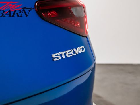 Used 2022 Alfa Romeo Stelvio Quadrifoglio image 13