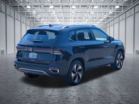 Used 2025 Volkswagen Taos SE w/ Panoramic Sunroof Package AWD/4WD image 5