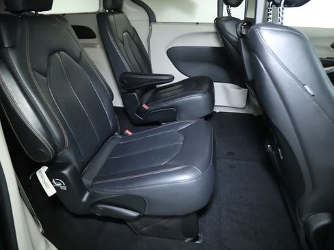 Used 2017 Chrysler Pacifica Touring-L Plus w/ Tire & Wheel Group FWD image 32