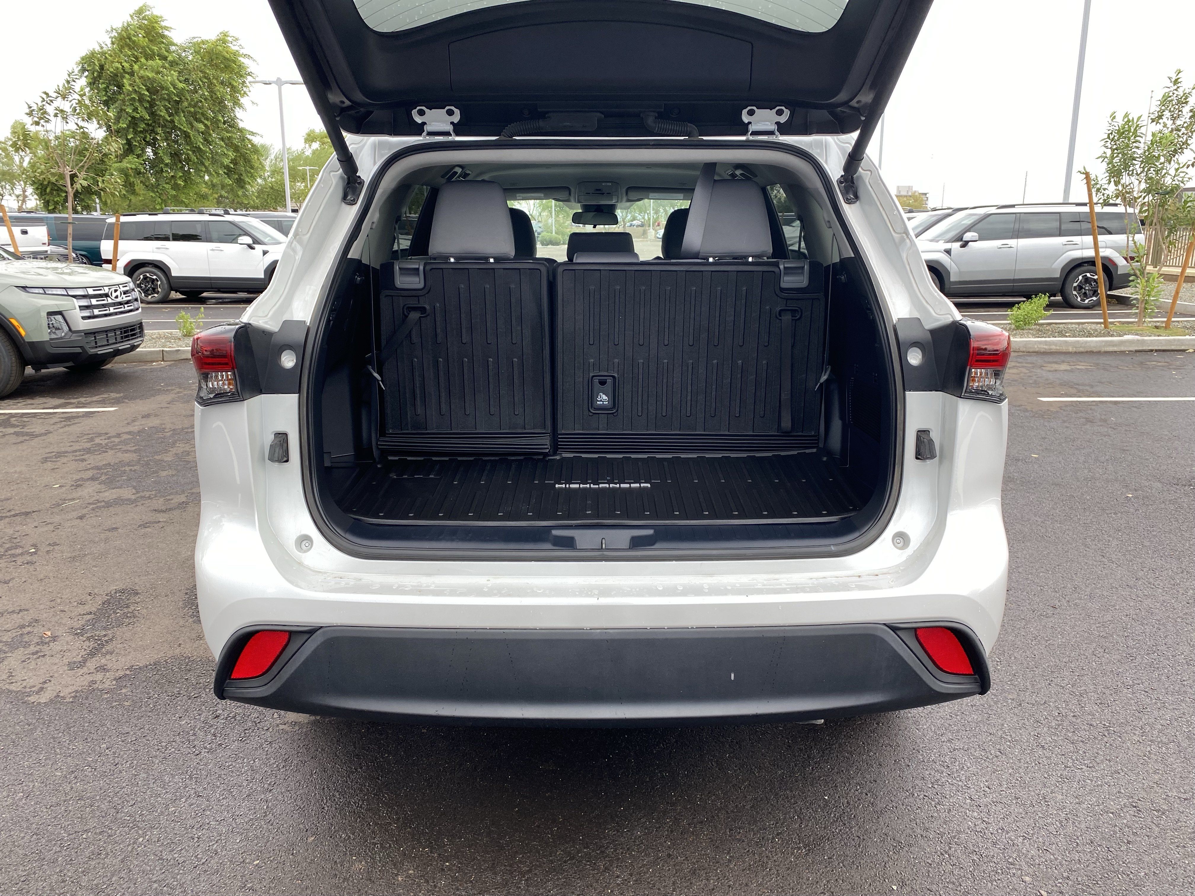 Used 2024 Toyota Highlander LE FWD image 15