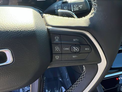 Used 2025 Jeep Grand Cherokee L Altitude image 30