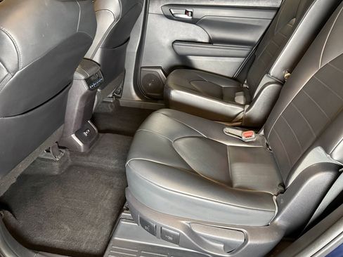 Used 2021 Toyota Highlander XLE image 23