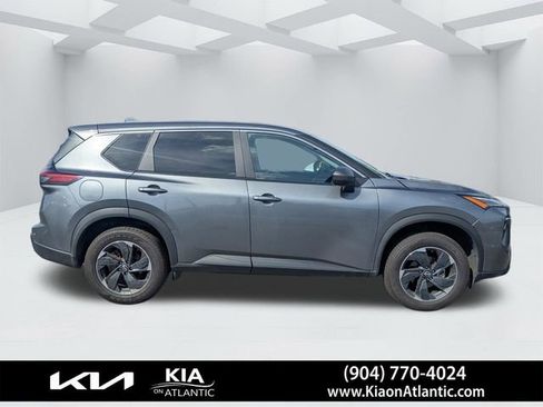Used 2024 Nissan Rogue SV image 2