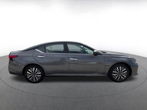 Used 2025 Nissan Altima 2.5 SV FWD image 16