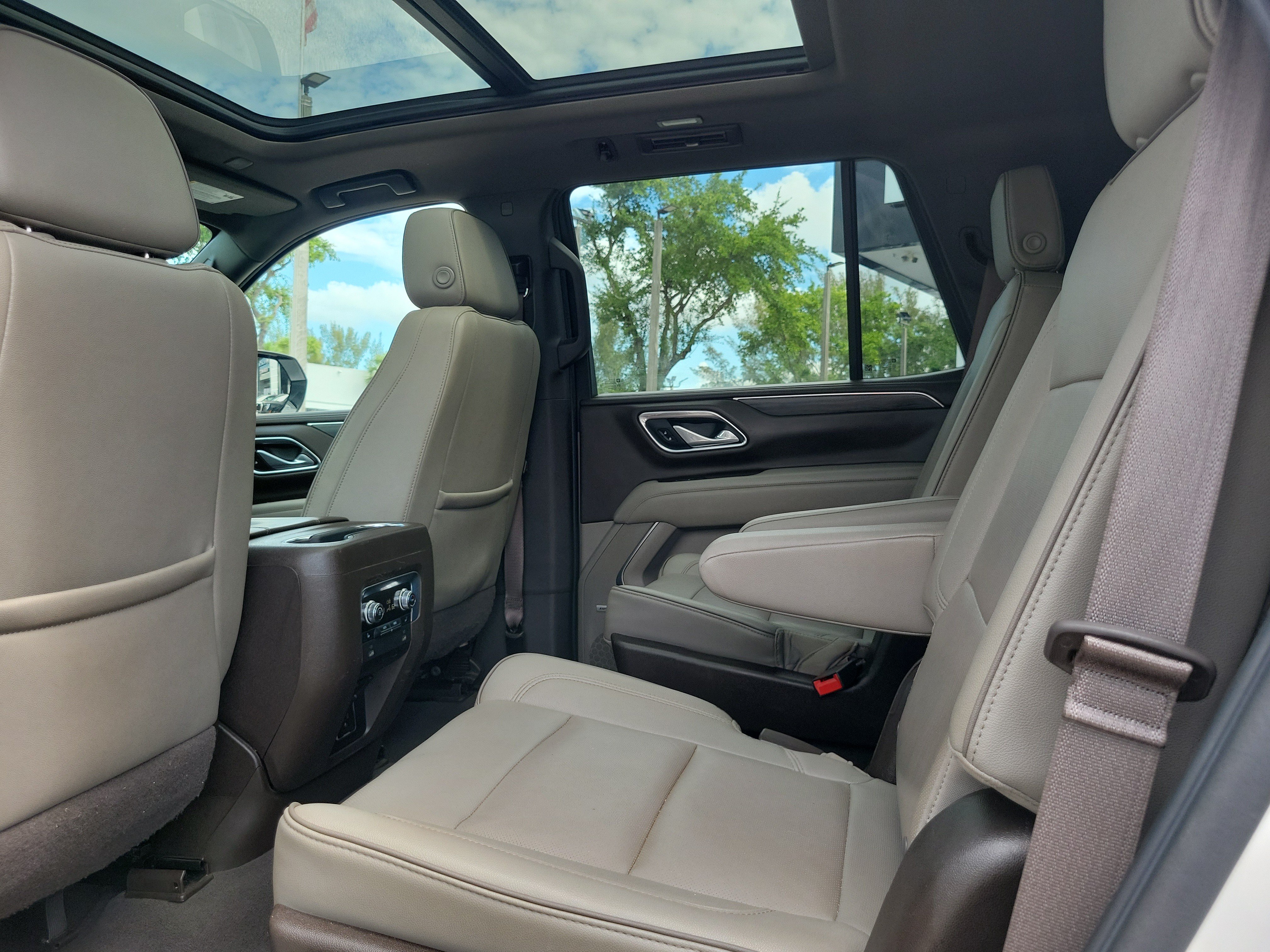 Used 2022 GMC Yukon SLT w/ SLT Premium Package AWD/4WD image 14