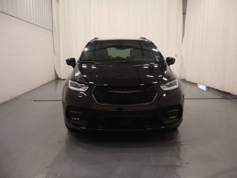 Used 2025 Chrysler Pacifica Limited image 3