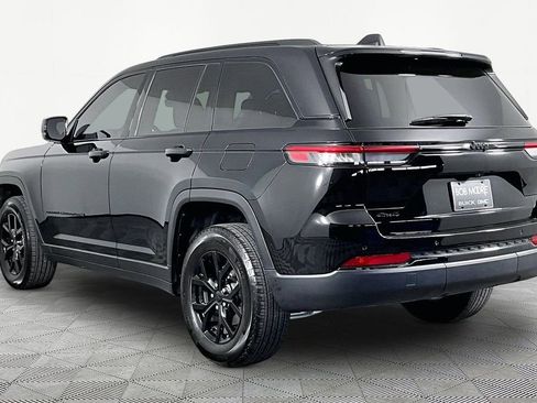 Used 2025 Jeep Grand Cherokee Altitude AWD/4WD image 4