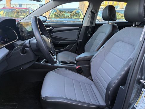 Used 2025 Volkswagen Jetta SE image 27