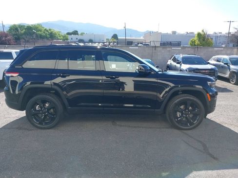 Used 2023 Jeep Grand Cherokee Altitude AWD/4WD image 4