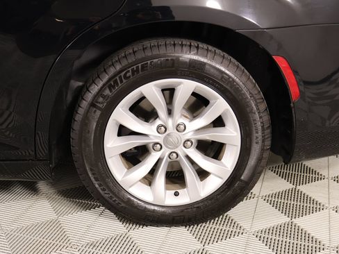 Used 2019 Chrysler 300 Touring w/ Chrome Appearance Package RWD image 17