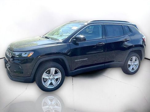Used 2022 Jeep Compass Latitude w/ Convenience Group AWD/4WD image 2