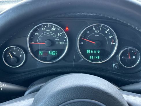 Used 2013 Jeep Wrangler Unlimited Sahara AWD/4WD image 22