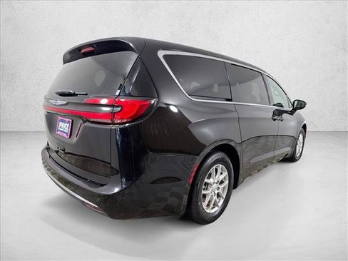 Used 2025 Chrysler Pacifica Select FWD image 3