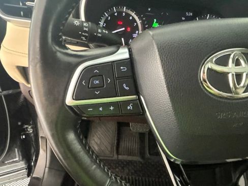 Used 2021 Toyota Highlander XLE AWD/4WD image 12