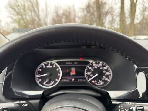 Used 2024 Nissan Pathfinder SV FWD image 21