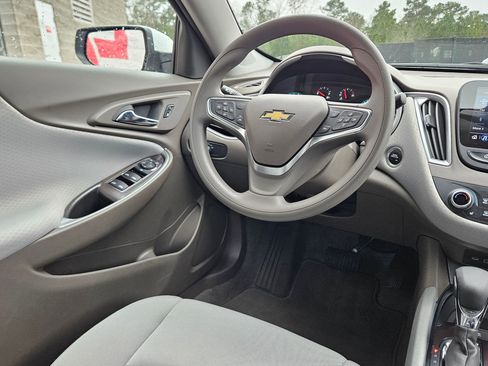 Used 2025 Chevrolet Malibu LT image 9