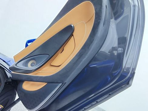 Used 2018 McLaren 570S Spider image 21