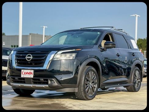 Used 2022 Nissan Pathfinder SL w/ SL Premium Package image 2