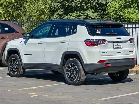 Used 2025 Jeep Compass Trailhawk AWD/4WD image 5
