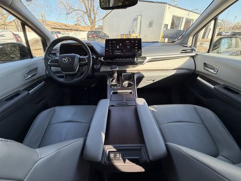 Used 2021 Toyota Sienna XLE image 17