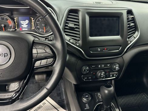 Used 2019 Jeep Cherokee Latitude Plus image 25