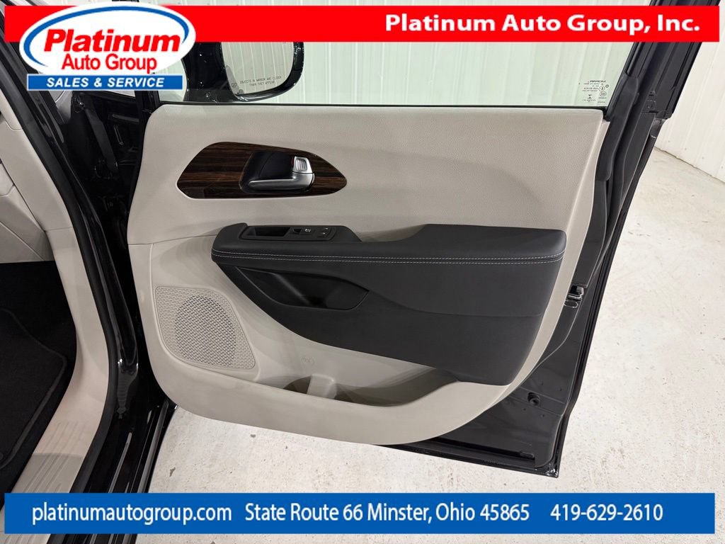 Used 2023 Chrysler Pacifica Limited FWD image 44