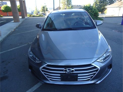 Used 2017 Hyundai Elantra SE FWD image 2