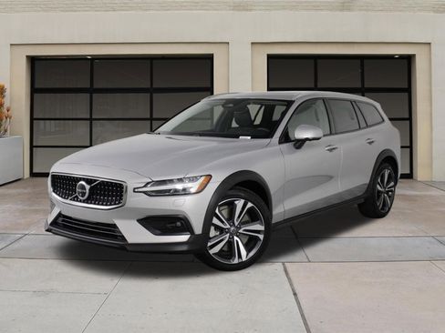 Certified 2025 Volvo V60 B5 Cross Country Plus AWD/4WD image 3