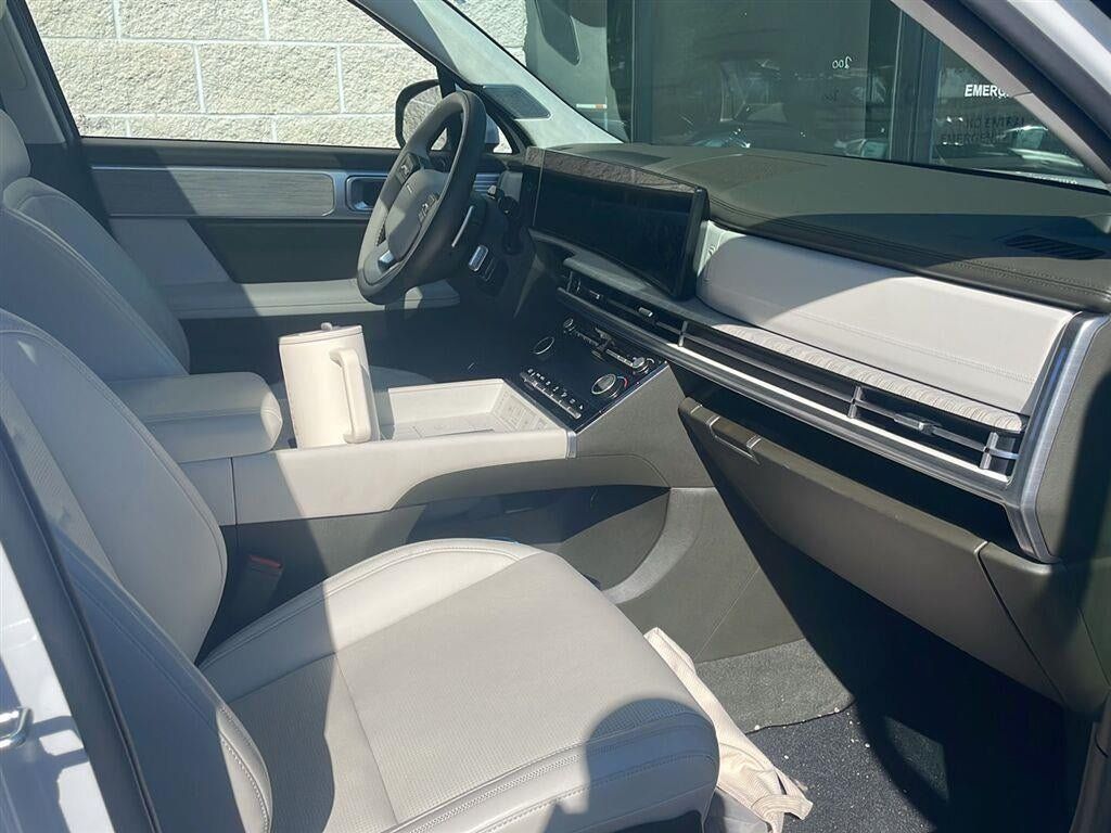 Used 2025 Hyundai Santa Fe Calligraphy AWD/4WD image 11
