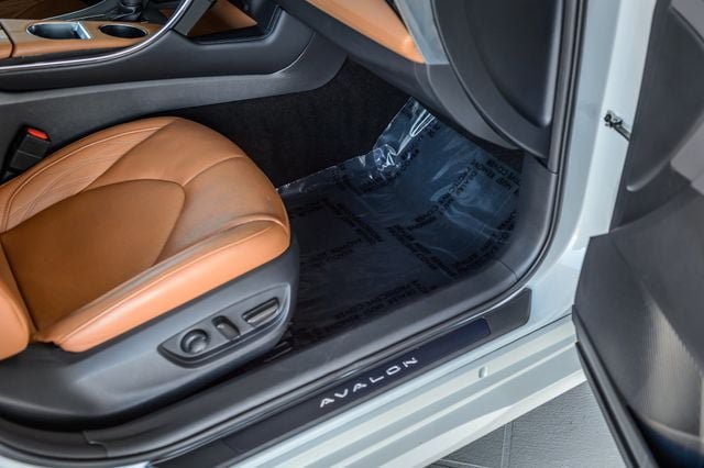 Used 2019 Toyota Avalon Limited FWD image 26
