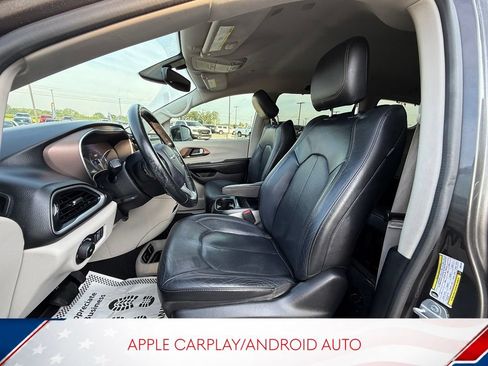 Used 2019 Chrysler Pacifica Touring-L FWD image 14